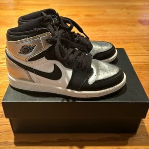 Jordan 1 High OG - black/black - metallic silver - 1.5 youth
